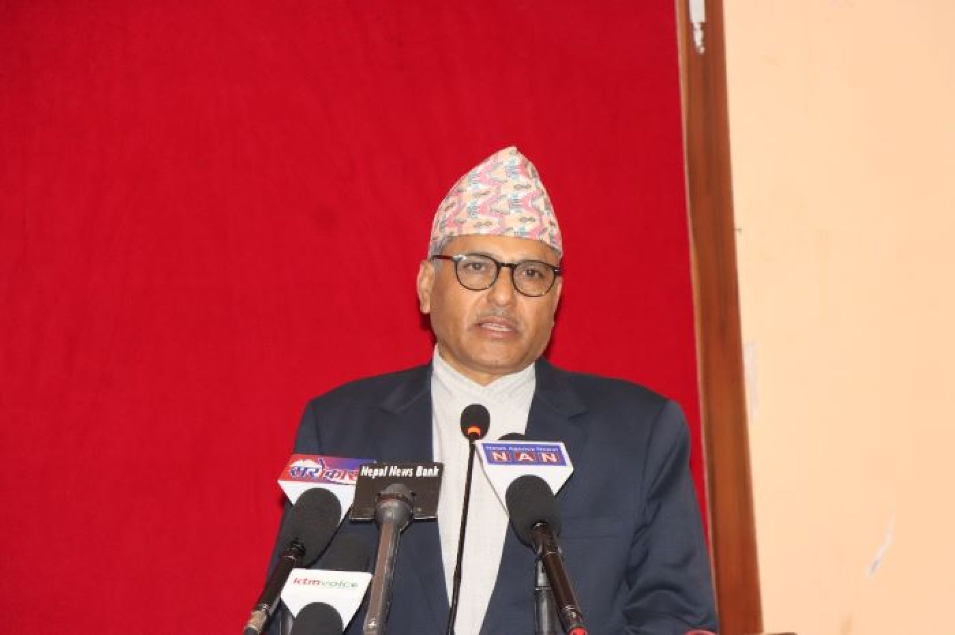 ऋणीलाई ‘डेब्ट ट्रयाप’मा पर्नबाट राष्ट्र बैंकले रोक्नुपर्नेछः गभर्नर अधिकारी